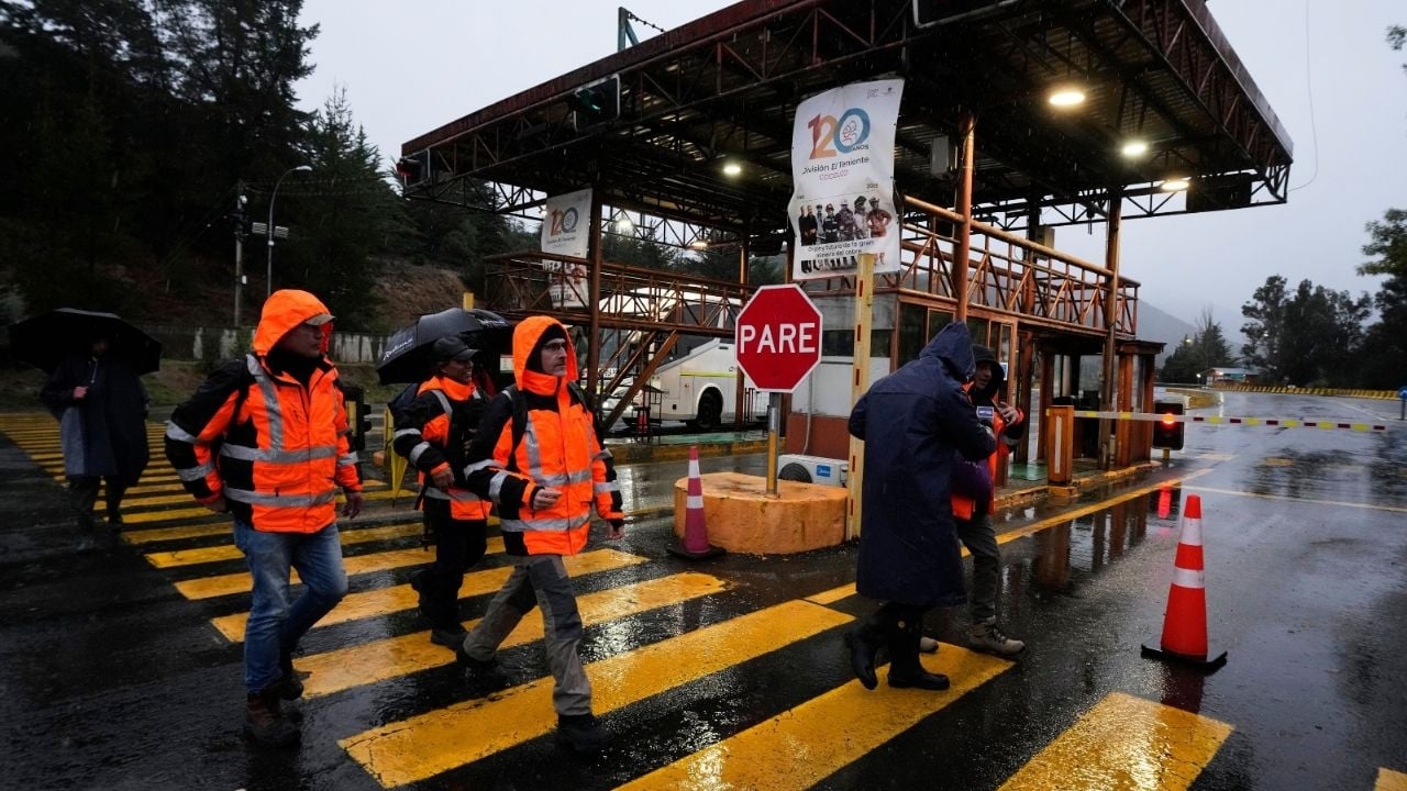 Rescuers are making progress in their attempt to contact five workers trapped in a Chilean mine.