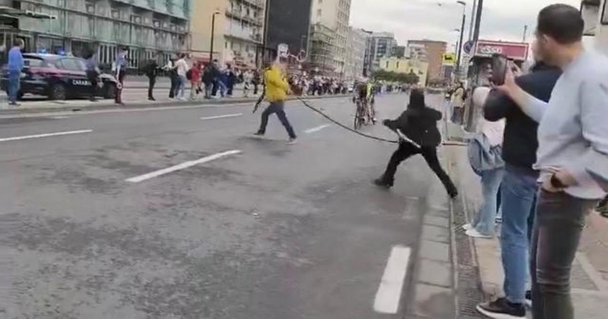 Giro d'Itália: homem de 67 anos fica na frente de grupo com câmara de ar, risco sério para ciclistas