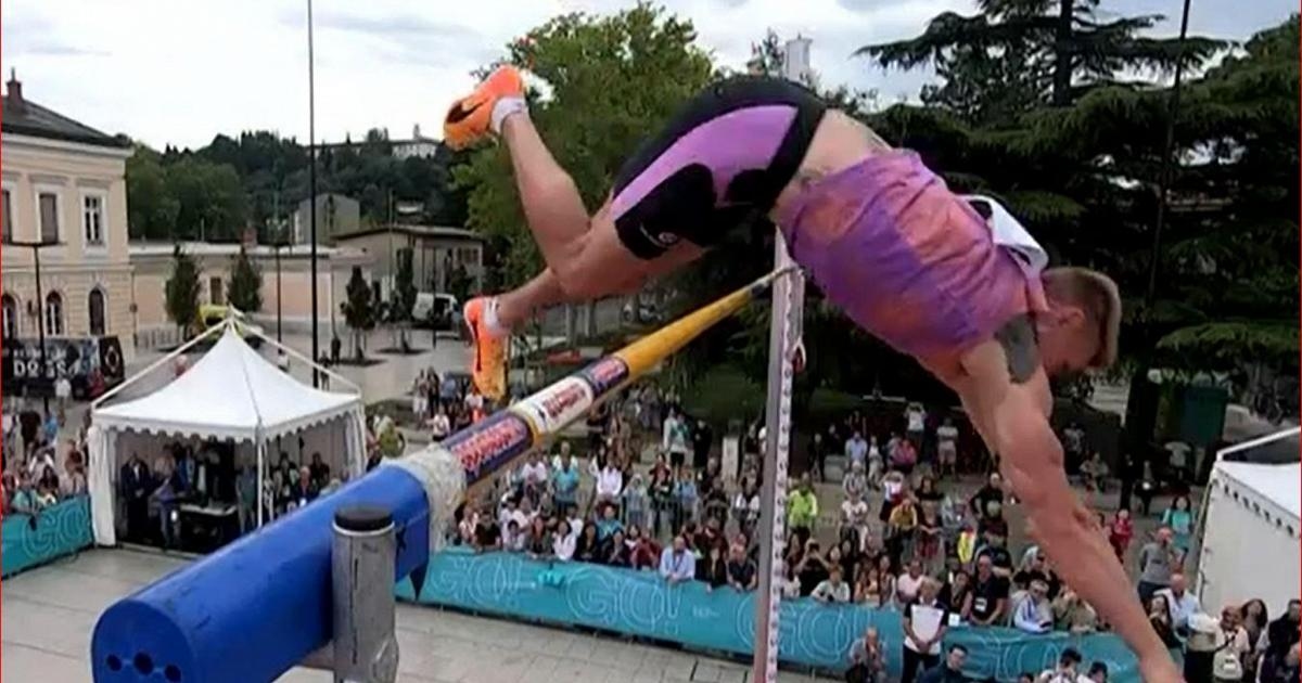 Görz, Kulturhauptstadt. Stabhochsprung an der Grenze: Wo einst eine Mauer trennte, verbindet der Sport.