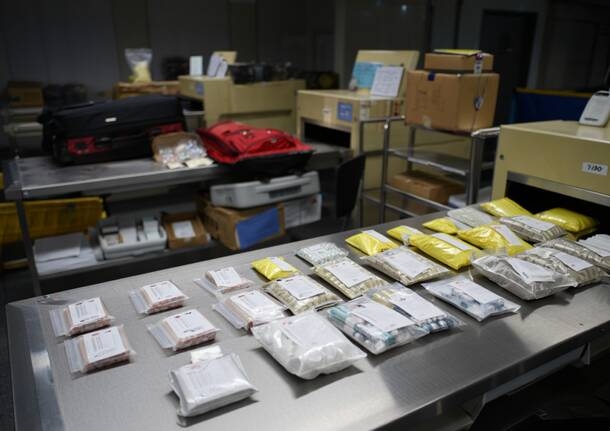 Noticias - Casi 4.000 drogas ilegales escondidas en maletas y paquetes incautadas en Malpensa - Noticias de Varese