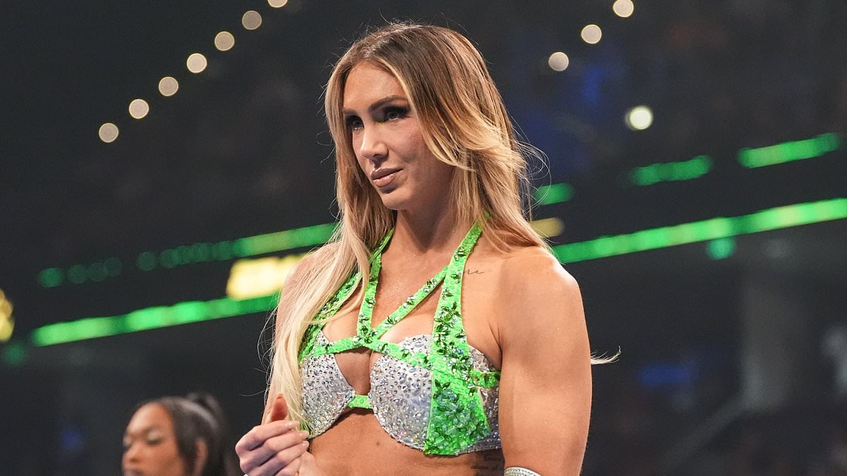 Estrela glamorosa da WWE quebra o silêncio após constrangimento com o figurino forçar a interrupção da transmissão.