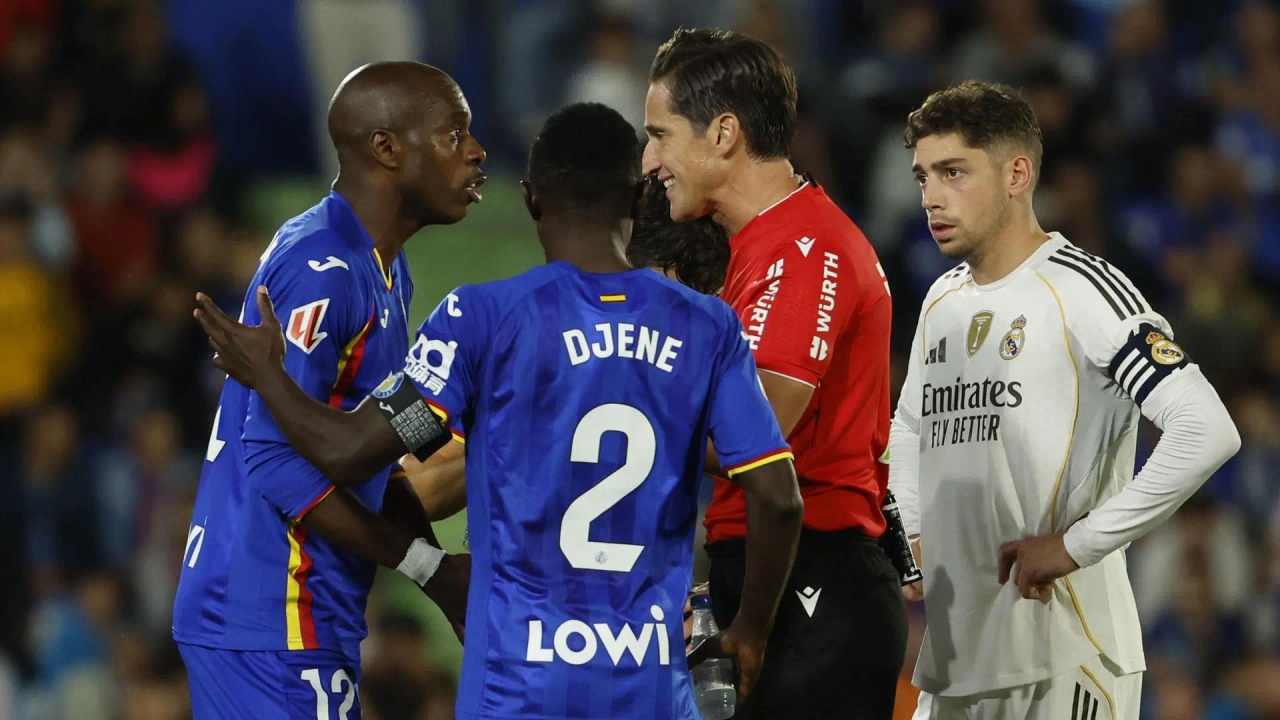 A surreal e polêmica expulsão de Nyom por sua atuação com Vinícius contra o Real Madrid: ele não durou um minuto em campo.