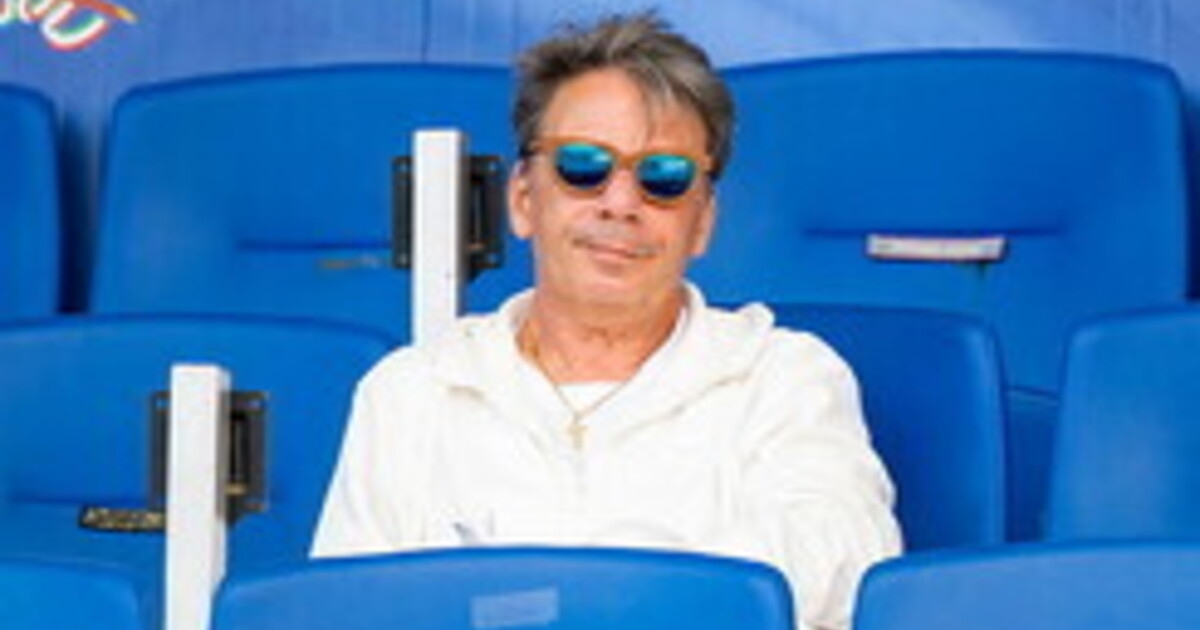 El espectáculo de Eziolino Capuano comienza de nuevo.