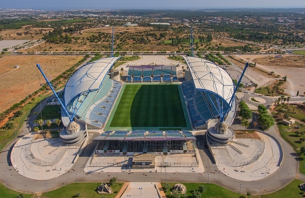 Lusitânia de Lourosa bedauert die „unwürdige“ Verlegung des Spiels ins Estádio Algarve.