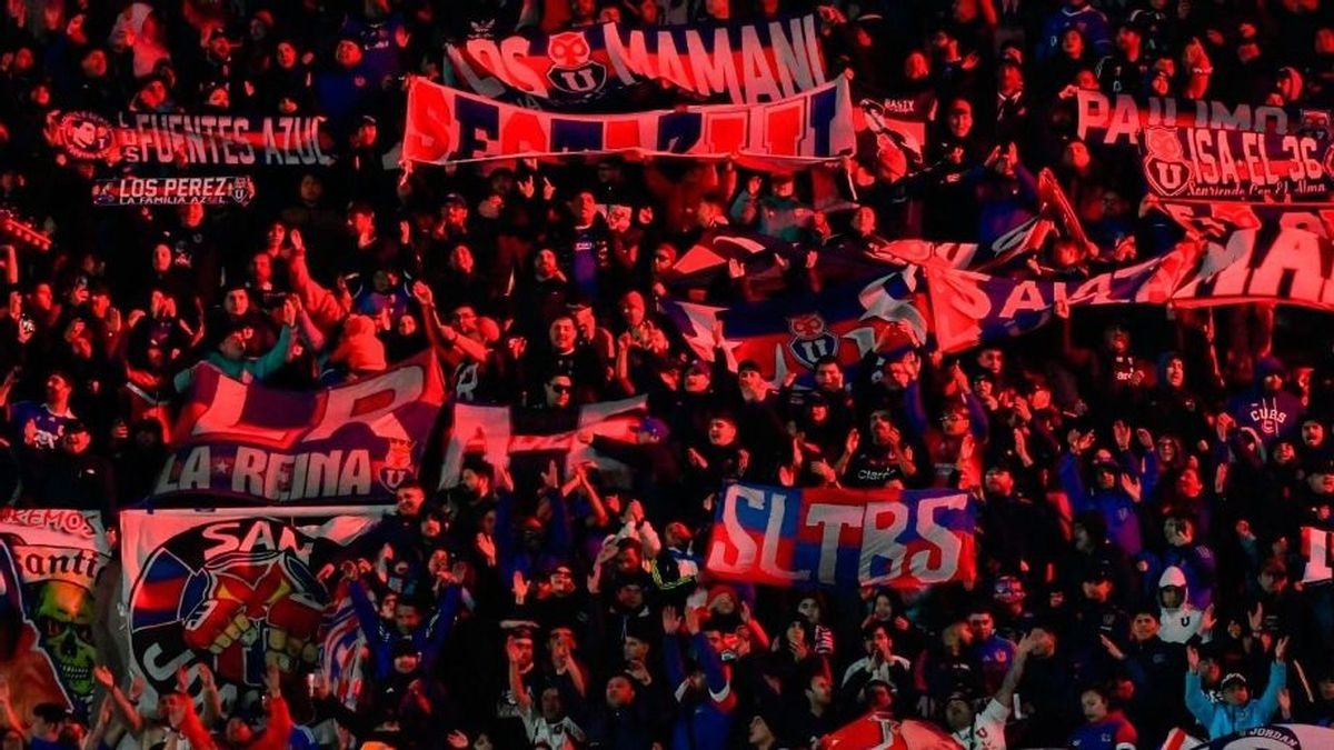 Fans of the Universidad de Chile football club stoned the Lanús bus.