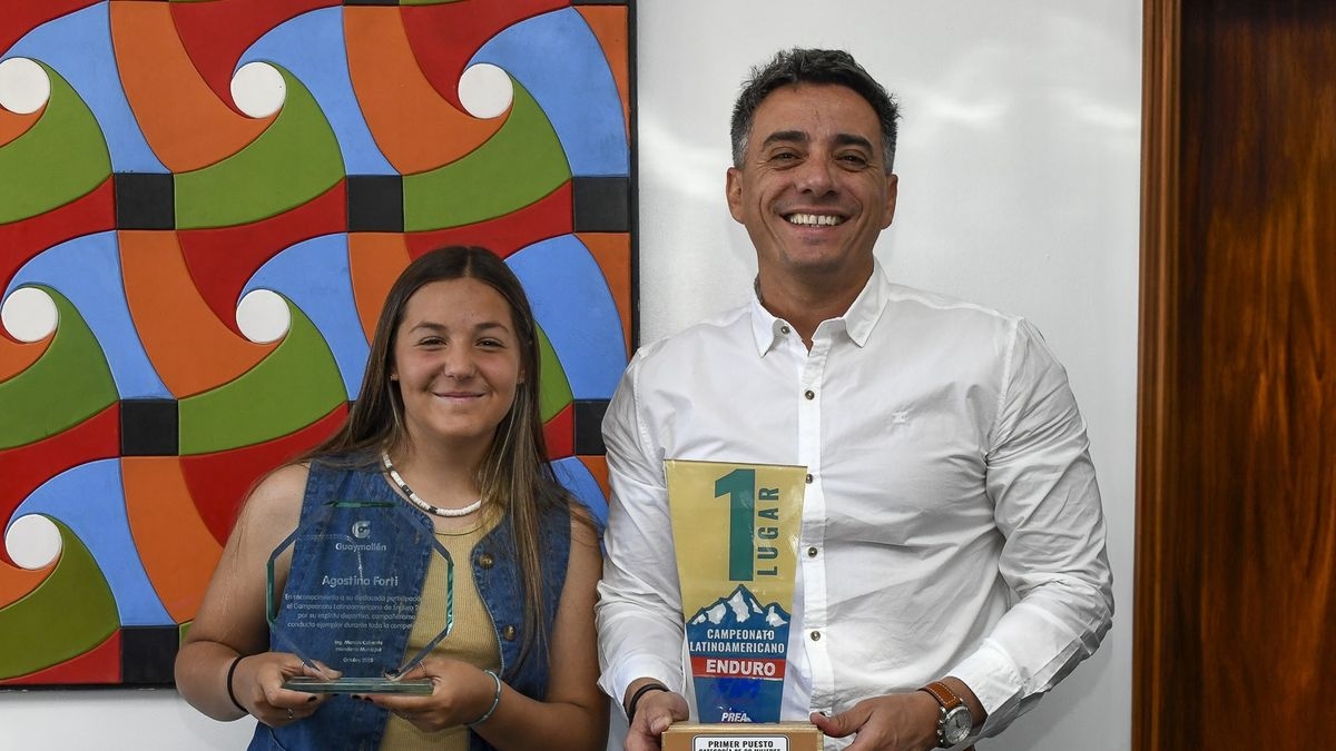 Agostina Forti Giordani, the new Latin American Enduro Champion, receives an award