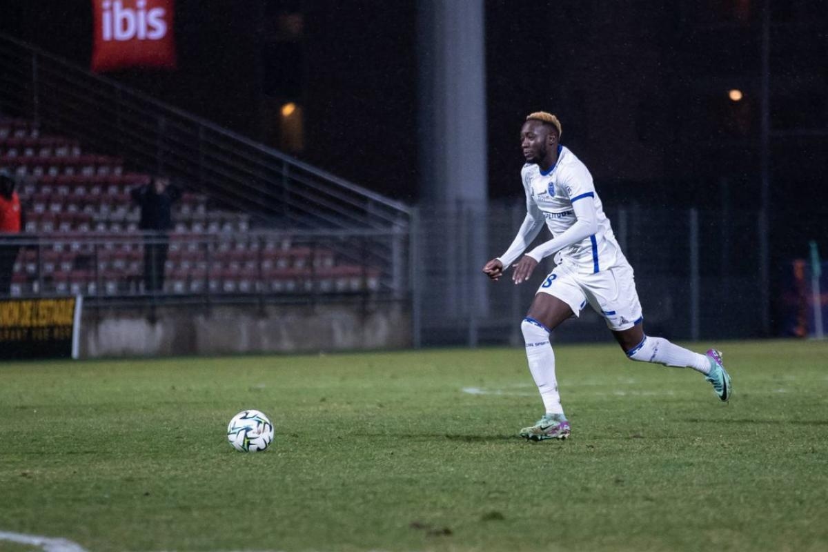 Con un jugador menos desde el principio, el líder de la liga, Troyes, rescató un empate contra el Pau en la Ligue 2 y se distanció dos puntos del Estrella Roja.