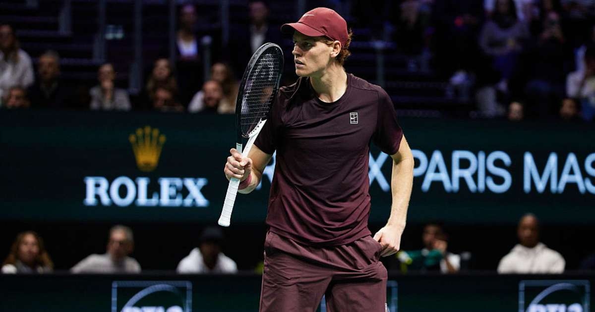 Sinner viert de overwinning in Parijs en relativeert de rivaliteit met Alcaraz.
