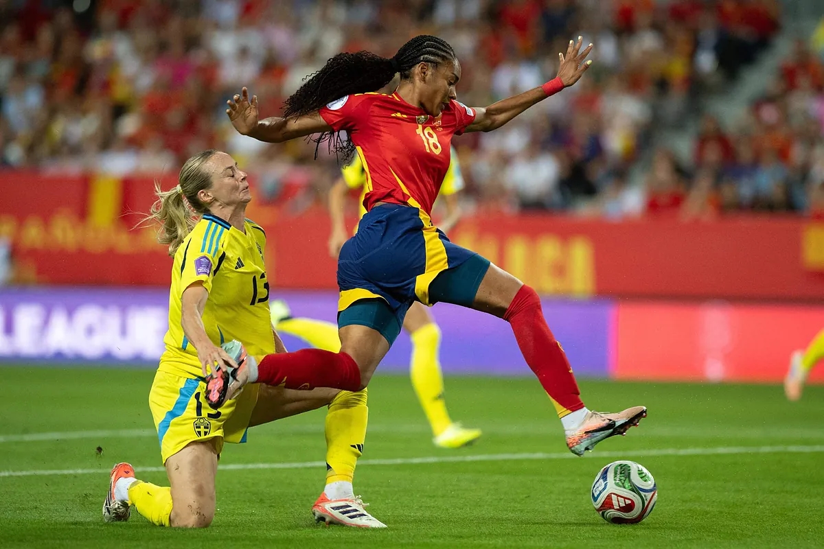 The bad omen of Salma Paralluelo's tears: injury to the medial ligament of her left knee