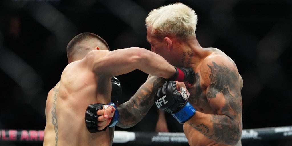 Charles Oliveira admite seu erro na derrota contra o Topuria: "Fui estúpido, deveria ter mantido distância."