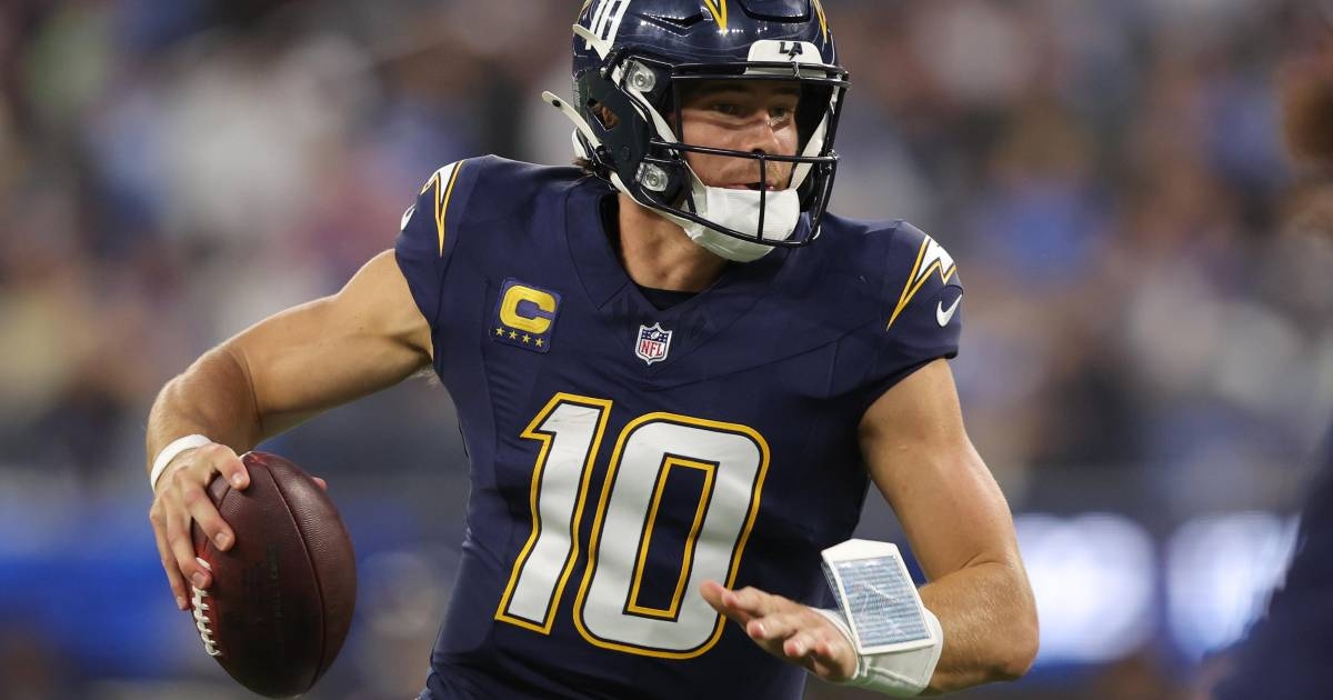 Justin Herbert and Kimani Vidal lead the Chargers to a 37-10 victory over the Vikings.