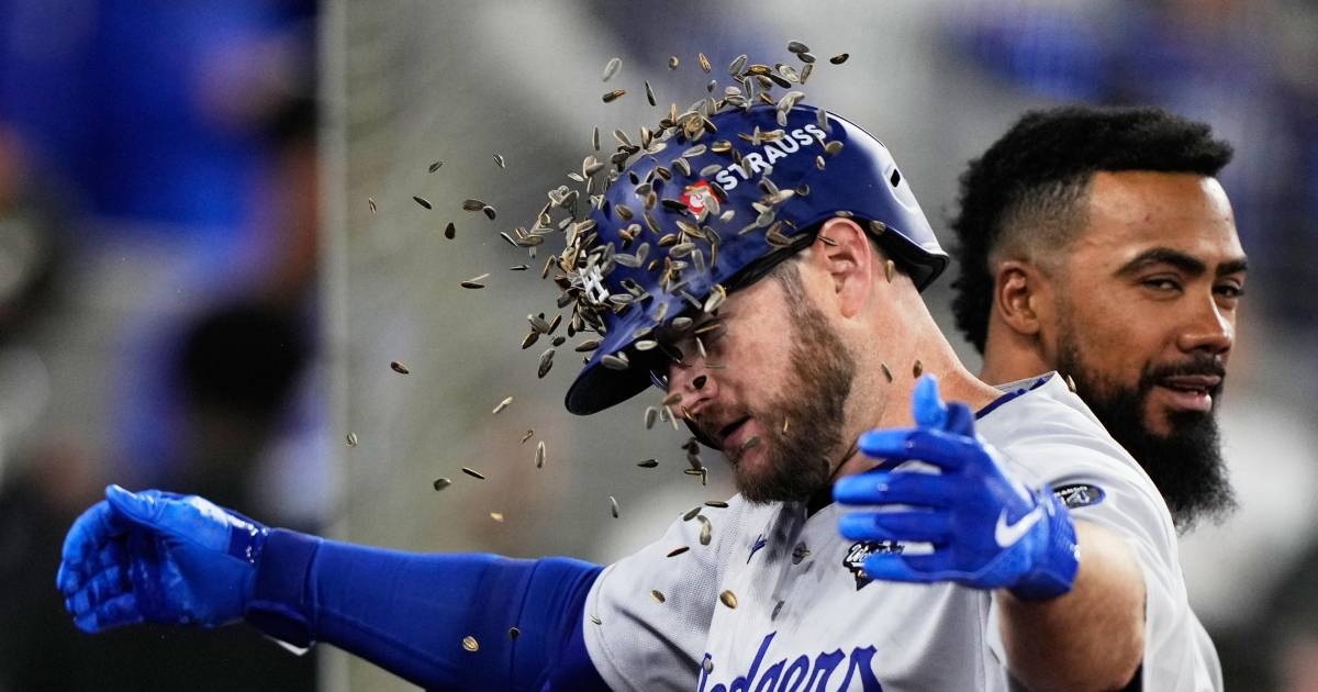 Dodgers beat Blue Jays 5-1 and tie the World Series in Game 2