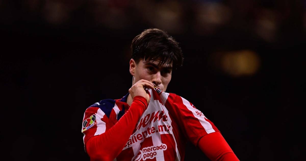Armando González scores a hat trick as Chivas beat Atlas 4-1 in the Clásico Tapatío.