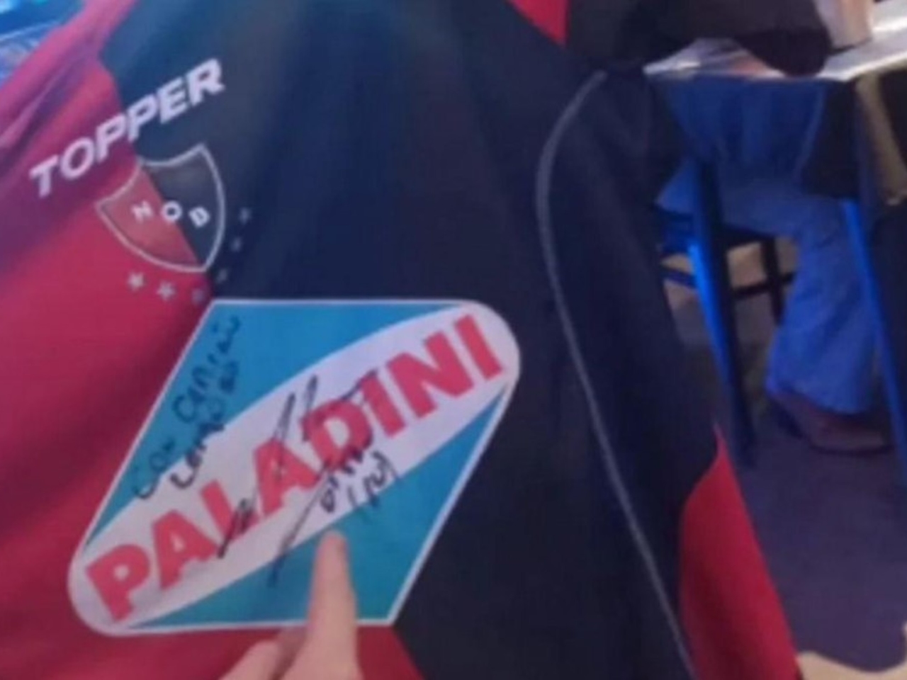 Koszulka Newell's Old Boys z autografem Maradony została skradziona kibicom w Córdobie i teraz próbują ją odzyskać: „Ma nieocenioną wartość”.