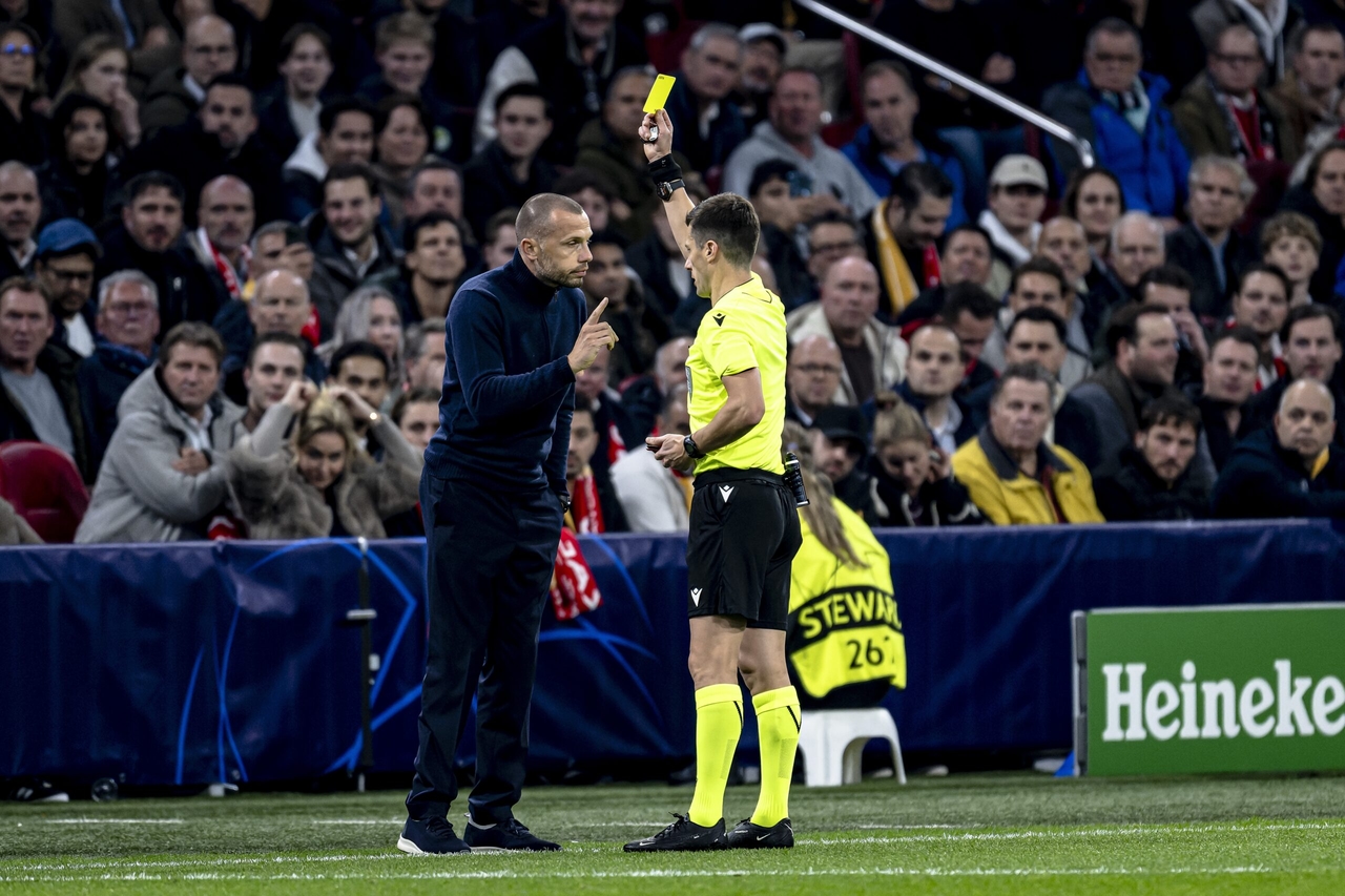 Ajax teknik direktörü Heitinga üzerindeki baskı arttıkça Ten Hag söylentileri artıyor