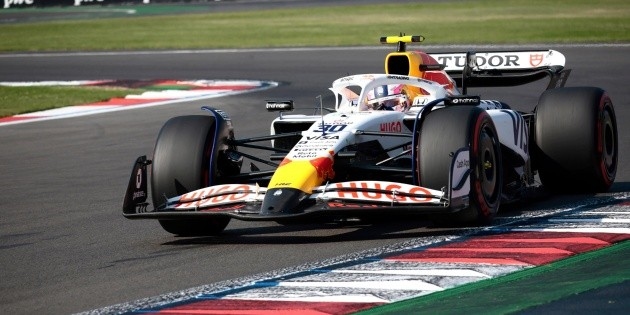 Liam Lawson nearly runs over two marshals during the Mexico GP